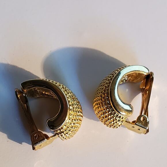 Vintage Gold tone metal chunky slip on earrings 1" Excellent condition - Picture 7 of 7